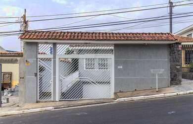Imagem: A casa possui 4 Dormitórios, 4 Banheiros, 3 Vagas na garagem
