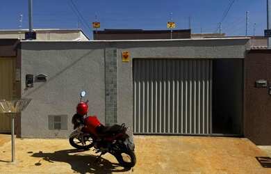 Imagem: A casa possui 2 Dormitórios, 1 Banheiro, 2 Vagas na garagem