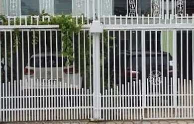 Imagem: A casa possui 3 Dormitórios, 2 Banheiros, 1 Vaga na garagem