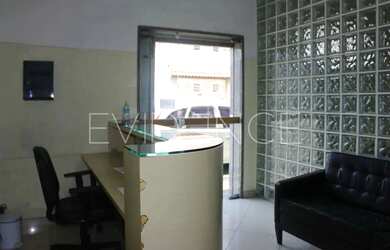 Imagem: O depósito possui 5 Vagas na garagem, 810m² de Área e está