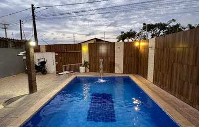 Imagem: A casa possui 4 Dormitórios, Acomodam 15 pessoas, 3 Vagas na