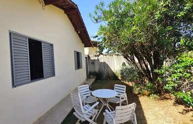 Imagem: A casa possui 2 Dormitórios, 2 Banheiros, 2 Vagas na garagem