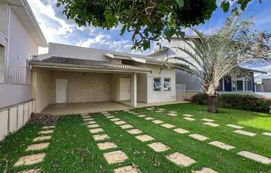 Imagem: A casa possui 3 Dormitórios, 3 Banheiros, 2 Vagas na garagem