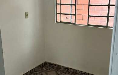 Imagem: A casa possui 2 Dormitórios, 2 Banheiros, 2 Vagas na garagem