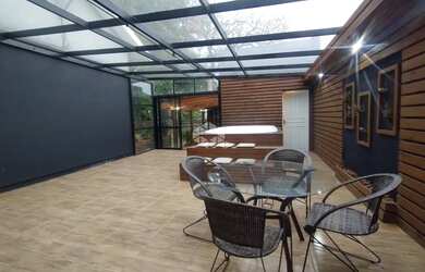 Imagem: A casa possui 3 Dormitórios, 3 Banheiros, 2 Vagas na garagem