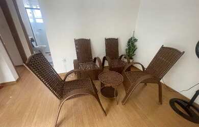 Imagem: Conjunto completo com 4 cadeiras de fibra sintética número