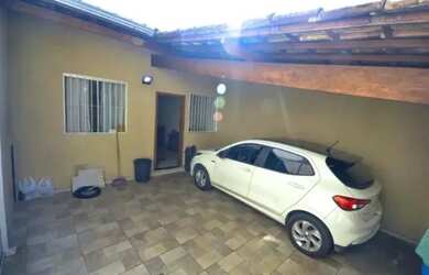 Imagem: A casa possui 3 Dormitórios, 2 Banheiros, 1 Vaga na garagem