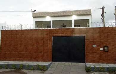 Imagem: A casa possui 5 Dormitórios, Acomodam 15 pessoas, 3 Vagas na