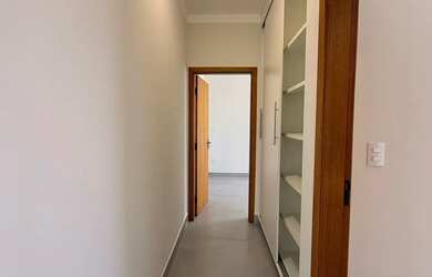 Imagem: A casa possui 3 Dormitórios, 2 Banheiros, 4 Vagas na garagem