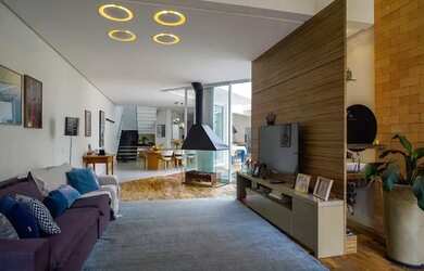 Imagem: A casa possui 3 Dormitórios, 3 Banheiros, 4 Vagas na garagem