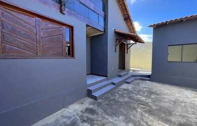 Imagem: A casa possui 3 Dormitórios, 2 Banheiros, 3 Vagas na garagem