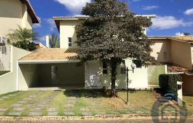 Imagem: A casae possui 3 Dormitórios, 2 Banheiros, 2 Vagas na garagem