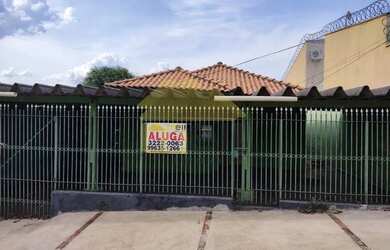 Imagem: A casa possui 3 Dormitórios, 1 Banheiro, 2 Vagas na garagem