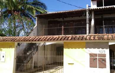 Imagem: A casa possui 3 Dormitórios, 3 Banheiros e 4 Vagas na garagem