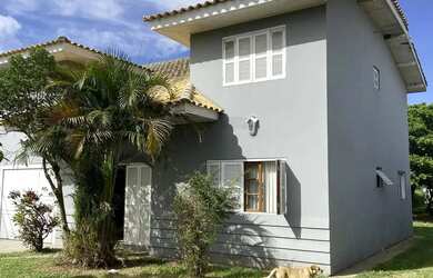 Imagem: A casa possui 4 Dormitórios, 2 Banheiros, 2 Vagas na garagem