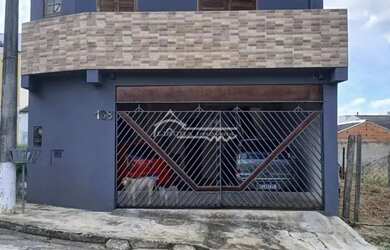 Imagem: A casa possui 5 Dormitórios, 3 Banheiros, 2 Vagas na garagem