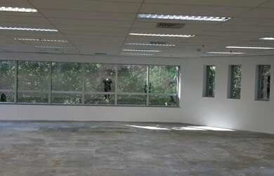 Imagem: O depósito possui 5 Vagas na garagem, 245m² de Área e está