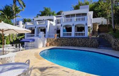 Imagem: A casa possui 5 Dormitórios, 5 Banheiros, 4 Vagas na garagem