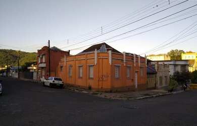 Imagem: A casa possui 5 Dormitórios, 2 Banheiros, 2 Vagas na garagem