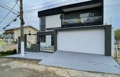 Imagem: A casa possui 3 Dormitórios, 2 Banheiros, 2 Vagas na garagem