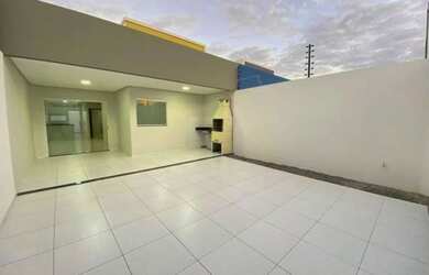 Imagem: A casa possui 3 Dormitórios, 2 Banheiros, 2 Vagas na garagem