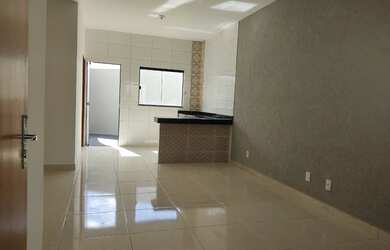 Imagem: A casa possui 3 Dormitórios, 1 Banheiro, 2 Vagas na garagem