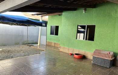 Imagem: A casa possui 3 Dormitórios, 3 Banheiros, 4 Vagas na garagem