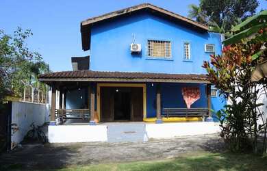 Imagem: A casa possui 4 Dormitórios, 3 Banheiros, 3 Vagas na garagem