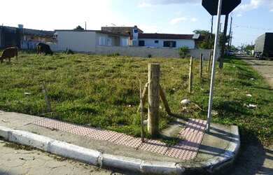 Imagem: O terreno possui 600m² de Área e está localizado em Balneário