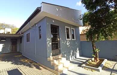 Imagem: A casa possui 2 Dormitórios, 1 Banheiro, 2 Vagas na garagem