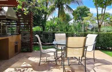 Imagem: A casa possui 3 Dormitórios, 5 Banheiros, 3 Vagas na garagem