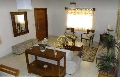 Imagem: A casa possui 4 Dormitórios, 3 Banheiros, 4 Vagas na garagem