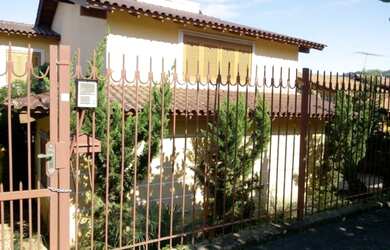 Imagem: A casa possui 3 Dormitórios, 1 Banheiro, 223m² de Área e