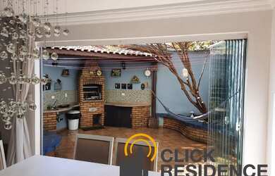 Imagem: A casa possui 3 Dormitórios, 3 Banheiros, 4 Vagas na garagem