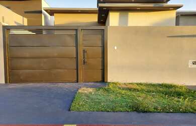 Imagem: A casa possui 2 Dormitórios, 1 Banheiro, 2 Vagas na garagem