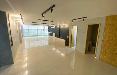 Imagem: O depósito possui 2 Vagas na garagem, 175m² de Área e está