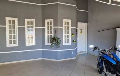 Imagem: A casa possui 3 Dormitórios, 3 Banheiros, 2 Vagas na garagem