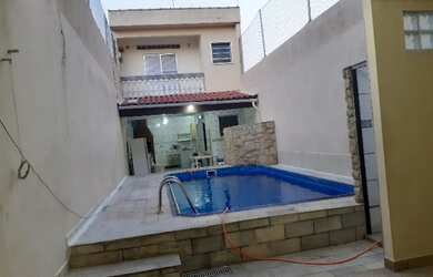 Imagem: A casa possui 3 Dormitórios e está localizado em Melvi, Praia