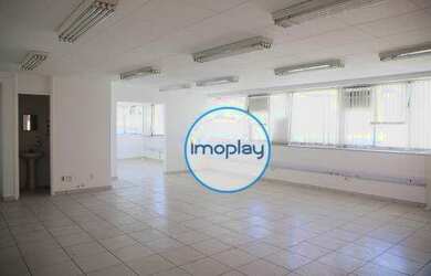 Imagem: O depósito possui 3 Vagas na garagem e 250m² de Área e está