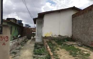 Imagem: A casa possui 2 Dormitórios, 1 Banheiro, 1 Vaga na garagem