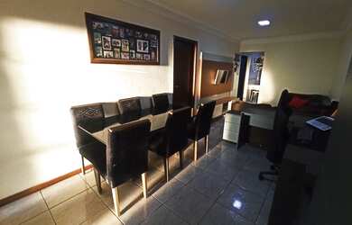 Imagem: A casa possui 3 Dormitórios, 2 Banheiros, 3 Vagas na garagem