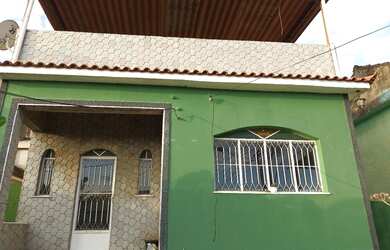 Imagem: A casa possui 3 Dormitórios, 2 Banheiros, 1 Vaga na garagem