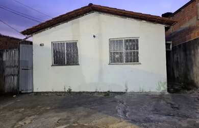 Imagem: A casa possui 2 Dormitórios e 1 Banheiro e está localizado