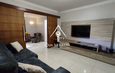 Imagem: A casa possui 3 Dormitórios, 3 Banheiros, 4 Vagas na garagem