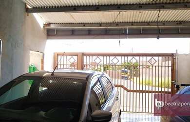 Imagem: A casa possui 2 Dormitórios, 2 Banheiros, 2 Vagas na garagem