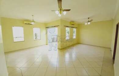 Imagem: A casa possui 4 Dormitórios, 5 Banheiros, 4 Vagas na garagem