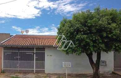 Imagem: A casa possui 3 Dormitórios, 2 Banheiros, 2 Vagas na garagem