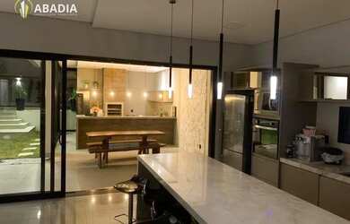 Imagem: A casa em condomínio à venda possui 4 Dormitórios, 3 Banheiros