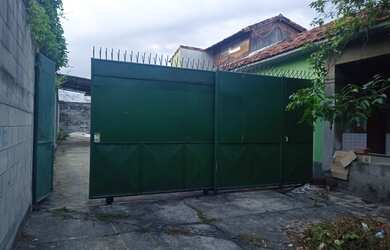 Imagem: A casa possui 3 Dormitórios, 2 Banheiros, 5 Vagas na garagem