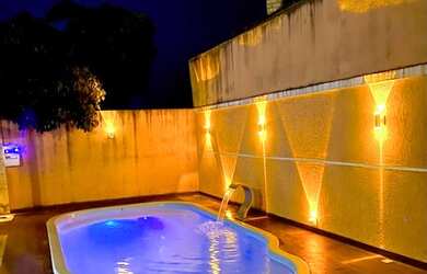 Imagem: A casa possui 3 Dormitórios, 2 Vagas na garagem e está localizado